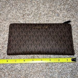 Michael Kors wallet brand new condition